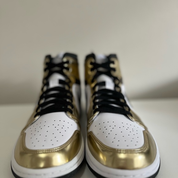 SOLD - Air Jordan 1 Mid SE - Picture 4 of 7